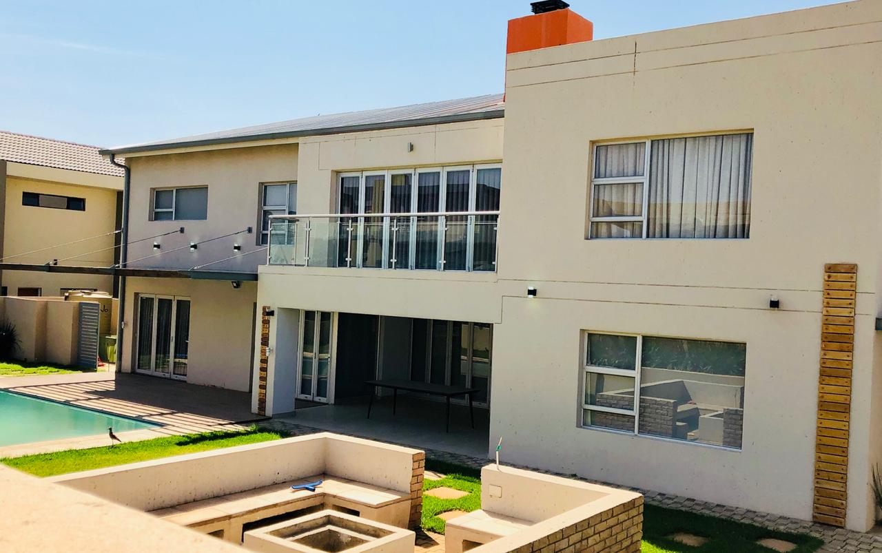 Residential home with aluminium windows, doors and glass balustrade