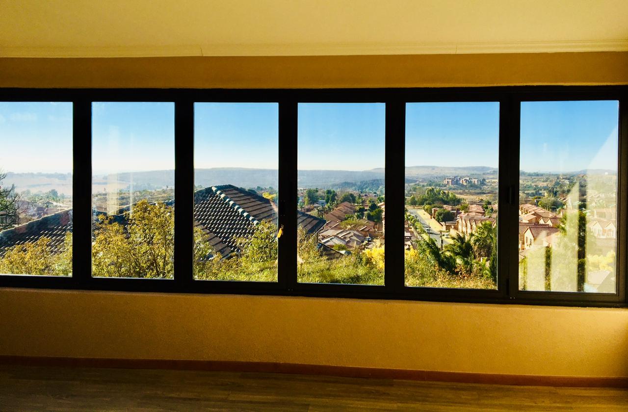 Aluminium sliding windows with panoramic view — residential installation